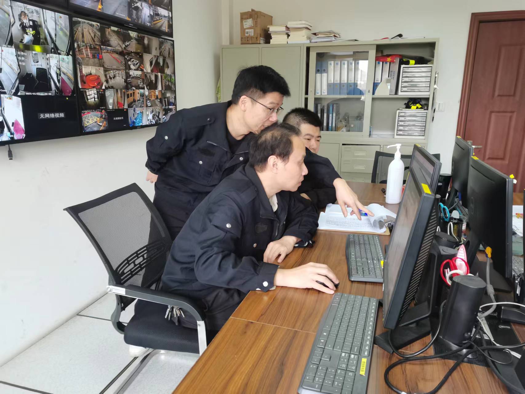 1669189335112785.jpg 圖為工作人員對(duì)內(nèi)網(wǎng)計(jì)算機(jī)安裝新殺毒軟件.jpg