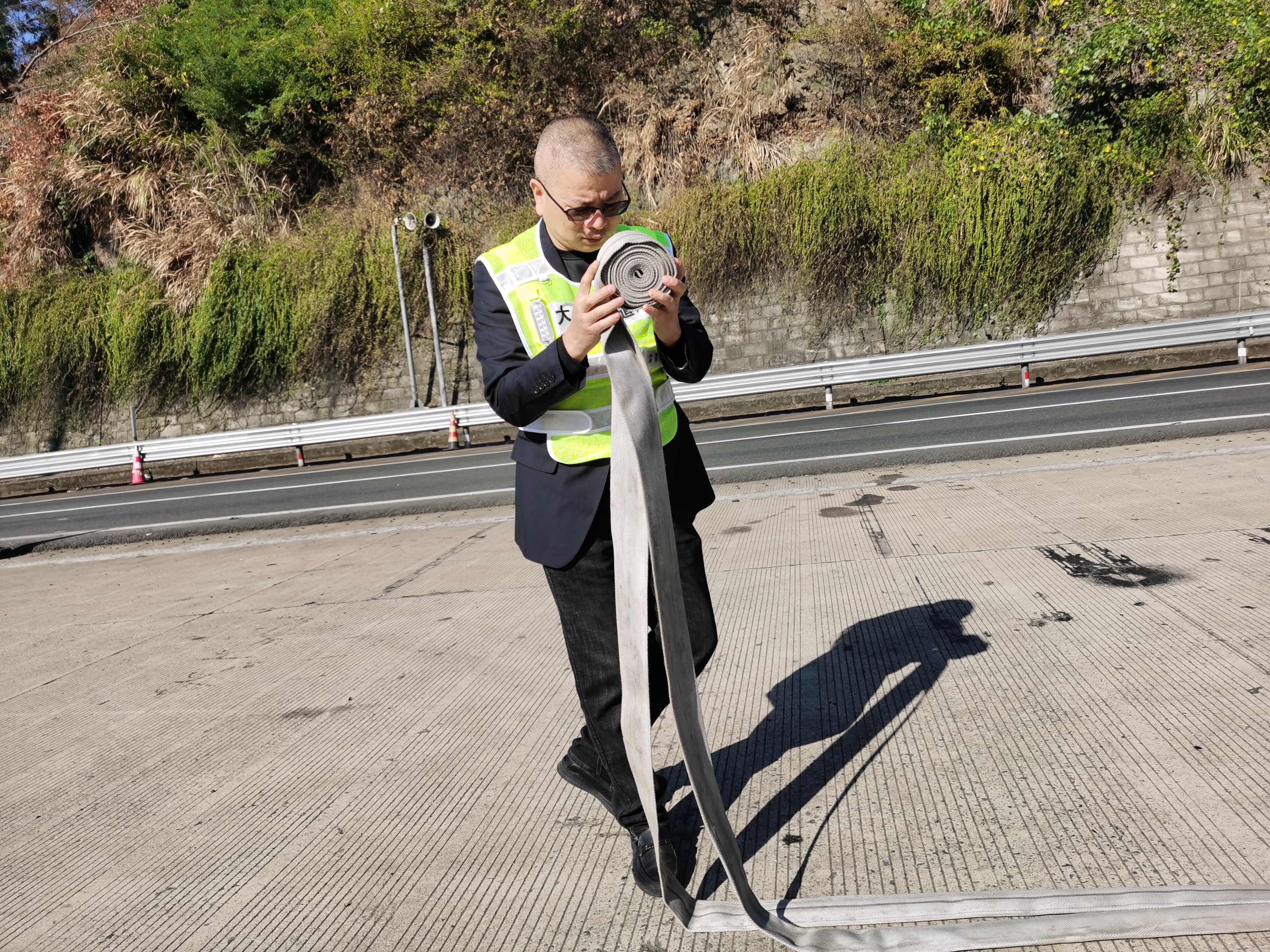 1669620399406394.jpg 金衛(wèi)軍在安全檢查時整理消防水帶 陳智慧攝.jpg