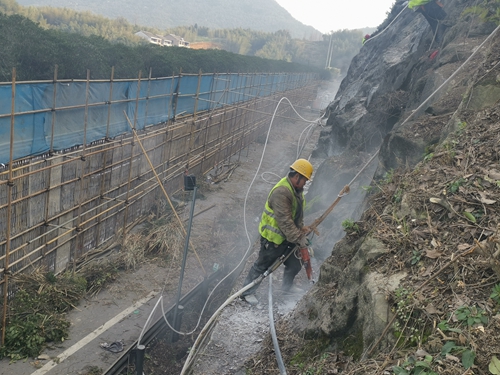 3 圖為施工作業(yè)人員錨桿鉆孔_副本.jpg